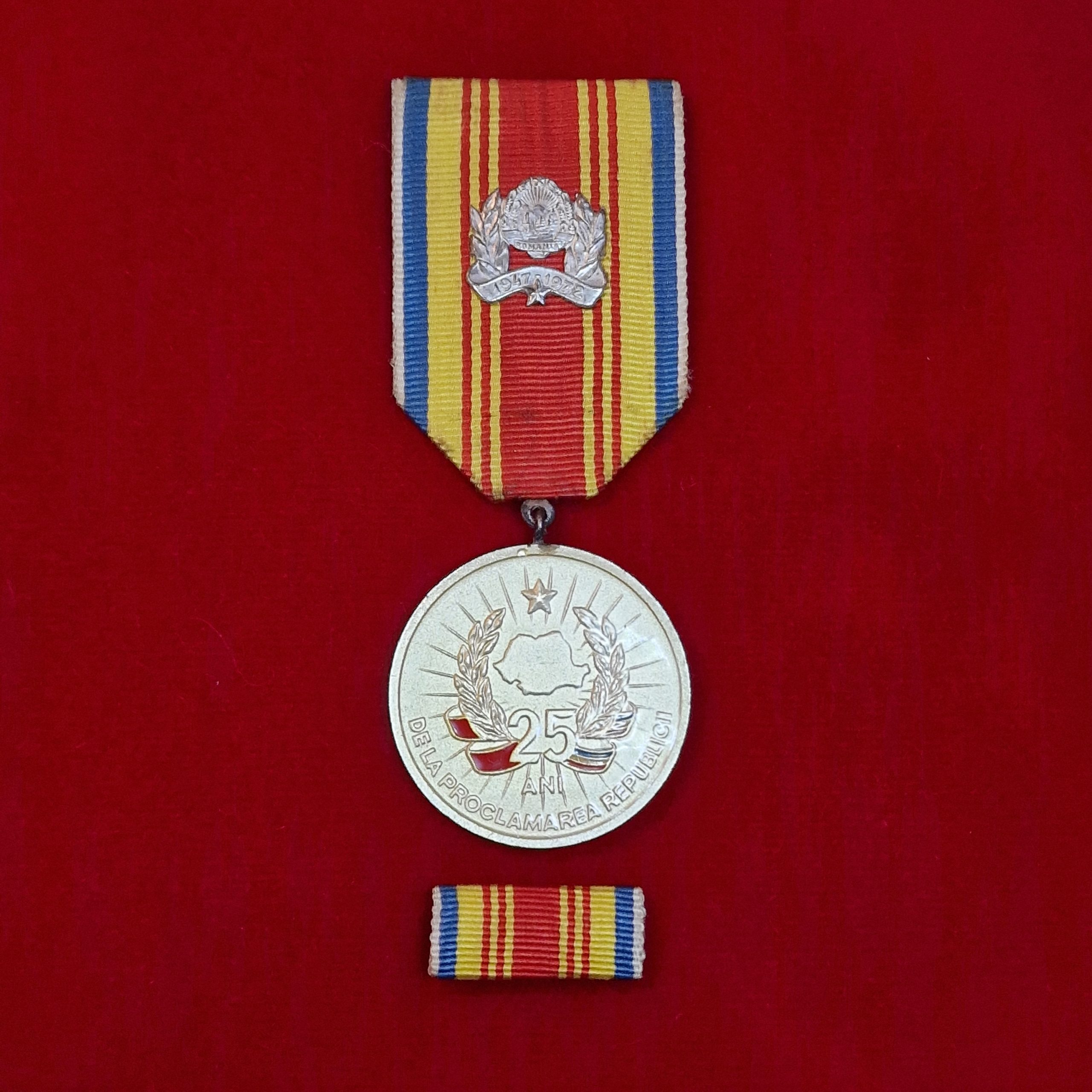Medalia 25 de ani de la proclamarea Republicii