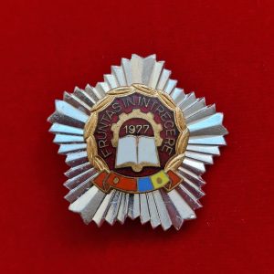 Insigna Fruntaș în întrecere 1977 (pentagonal)