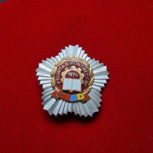 Insigna Fruntaș în întrecere 1974 (pentagonal)