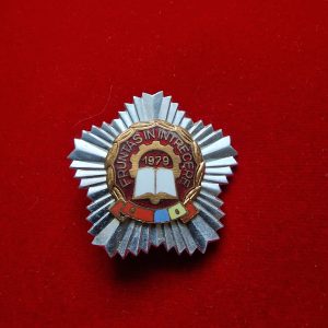Insigna Fruntaș în întrecere 1979 (pentagonal)